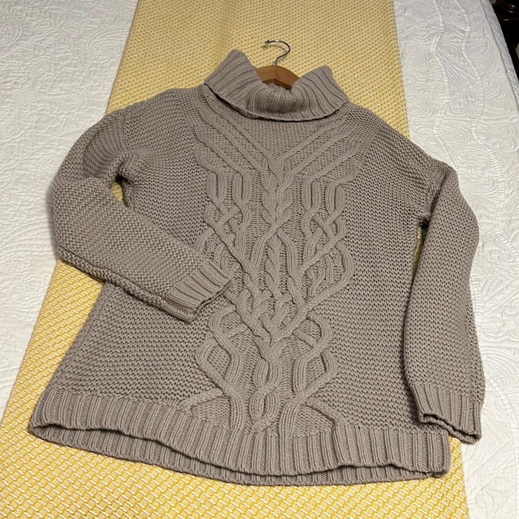 Previously Loved  Womens Kable Knit Sweater